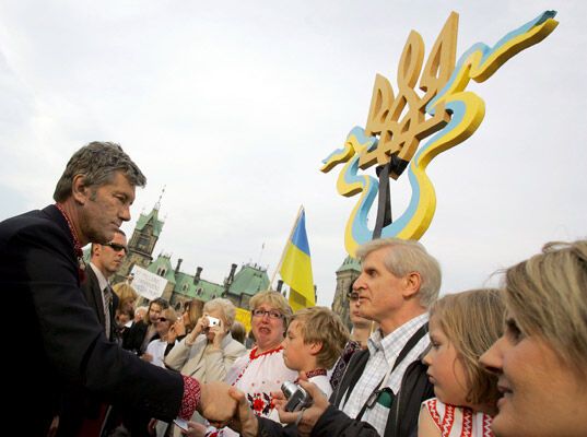 Ющенко їздив до Канади за маточним молоком