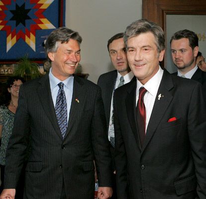 Ющенко їздив до Канади за маточним молоком