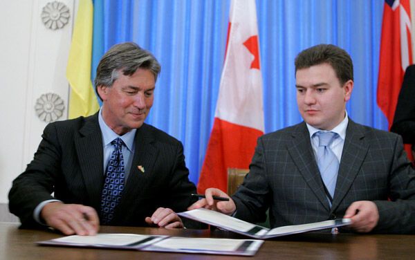 Ющенко їздив до Канади за маточним молоком