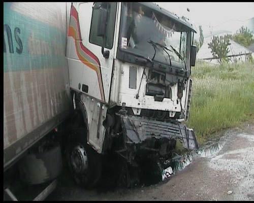Страшная авария в Крыму! Фура расплющила микроавтобус!