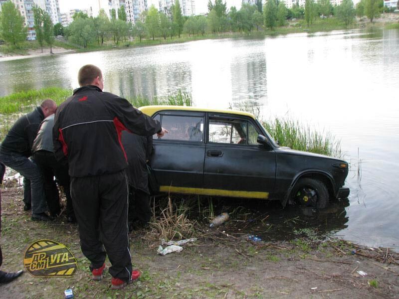 Водитель "ВАЗа" искупал свое авто в озере