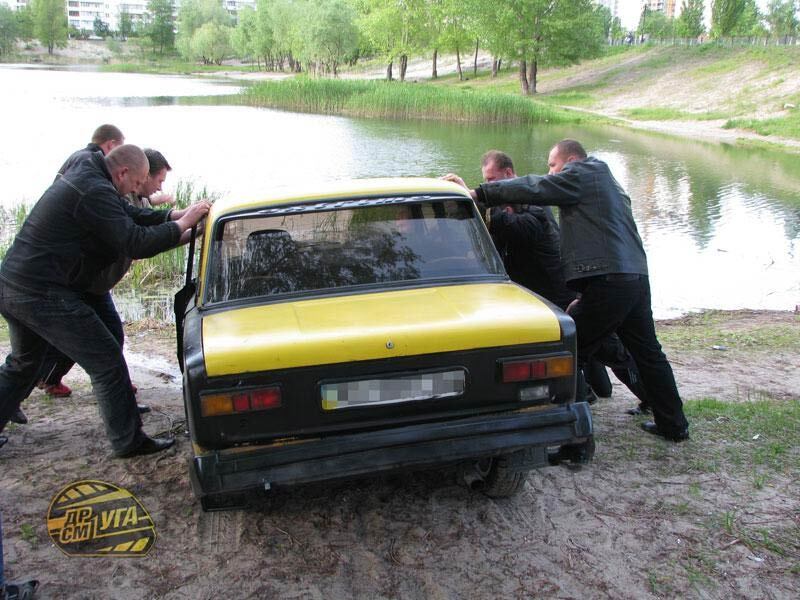 Водитель "ВАЗа" искупал свое авто в озере