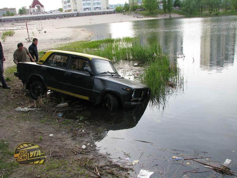 Водитель "ВАЗа" искупал свое авто в озере