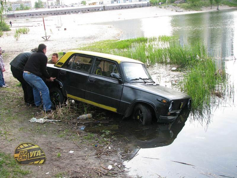 Водитель "ВАЗа" искупал свое авто в озере