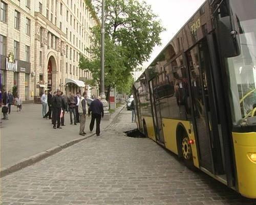 В центре Киева провалился рейсовый автобус!