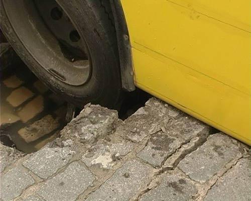 В центре Киева провалился рейсовый автобус!