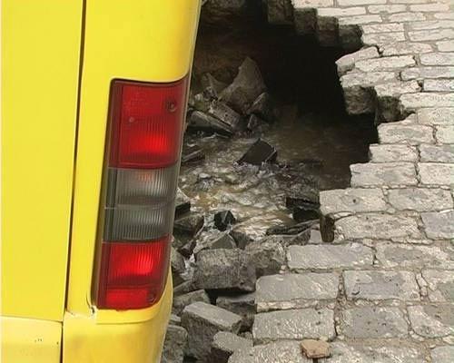 В центре Киева провалился рейсовый автобус!