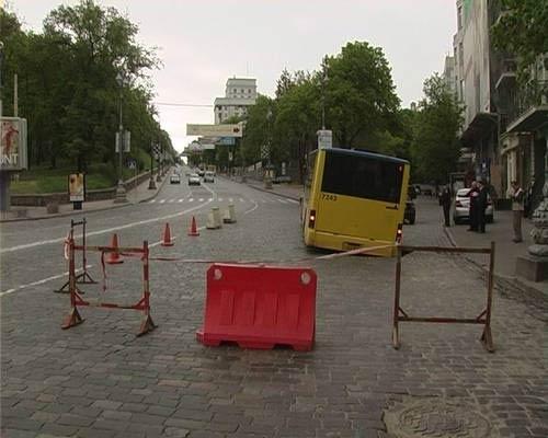 В центре Киева провалился рейсовый автобус!