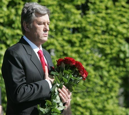 Лидеры государства поздравили ветеранов и возложили цветы