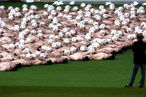 Сотни нудистов окупировали трибуны стадиона Евро (видео, фото)