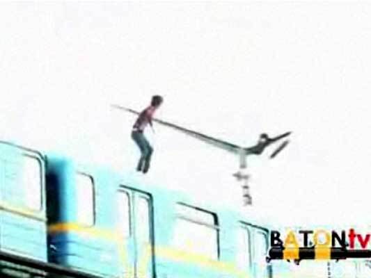 Новый экстрим в Киеве. Прыжки в Днепр с крыши вагона метро