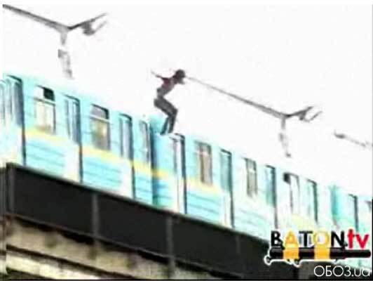 Новый экстрим в Киеве. Прыжки в Днепр с крыши вагона метро