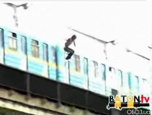 Новый экстрим в Киеве. Прыжки в Днепр с крыши вагона метро
