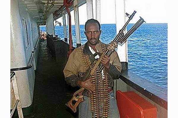 Сомалийские пираты удерживают украинцев уже третью неделю