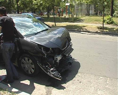 В Киеве джип расплющило о грузовик