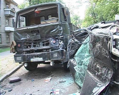 В Киеве джип расплющило о грузовик