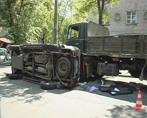 В Киеве джип расплющило о грузовик