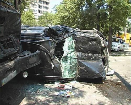 В Киеве джип расплющило о грузовик