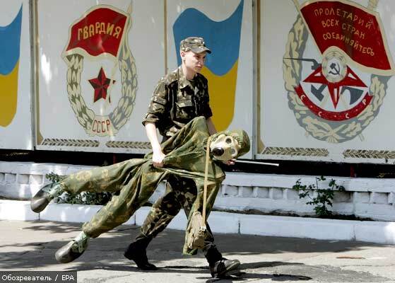 Ющенко обвинил Тимошенко в срыве перевода армии на контракт