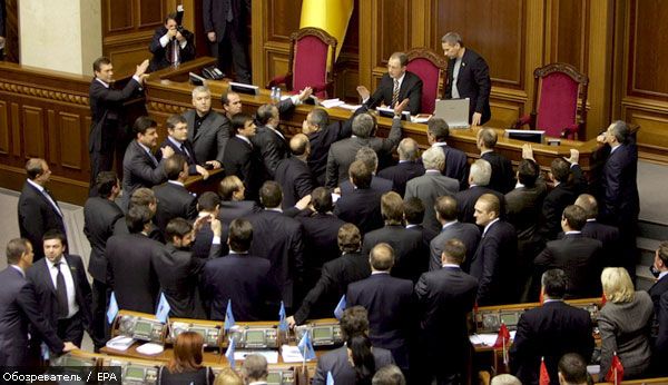 Яценюк предложил депутатам взять пример с Украины и НАТО