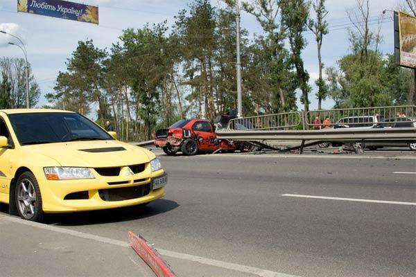 Жуткое ДТП в Киеве! Легковушку нанизало на отбойник!