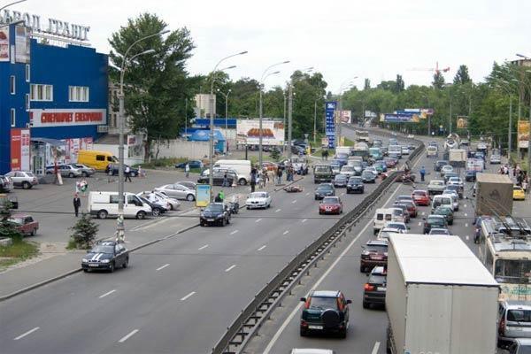 Жуткое ДТП в Киеве! Легковушку нанизало на отбойник!