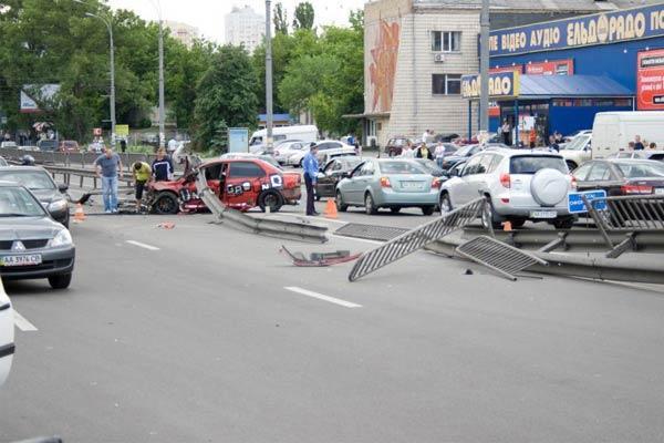 Жуткое ДТП в Киеве! Легковушку нанизало на отбойник!