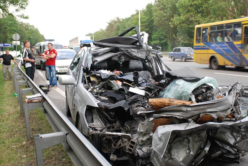 Водитель "Тойоты" врезался в фуру, последствия трагичны