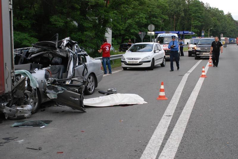 Водитель "Тойоты" врезался в фуру, последствия трагичны