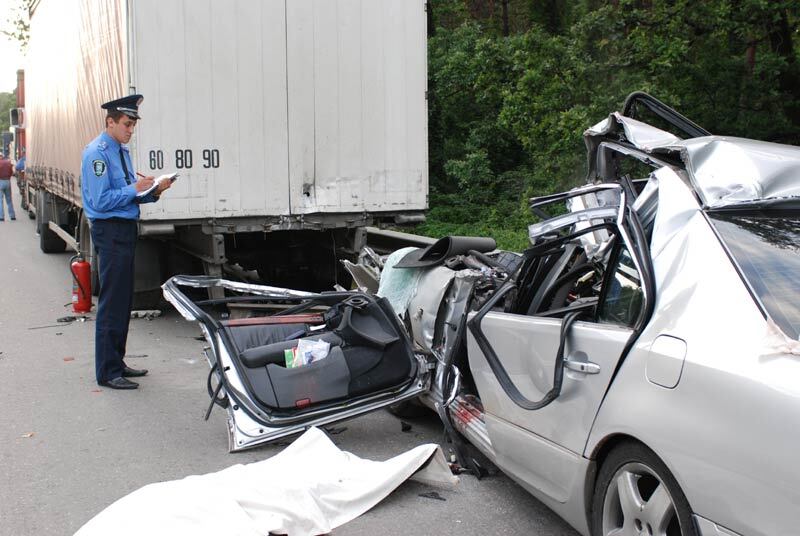 Водитель "Тойоты" врезался в фуру, последствия трагичны