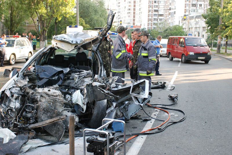 ДТП: легковушка влетела в троллейбус, два трупа