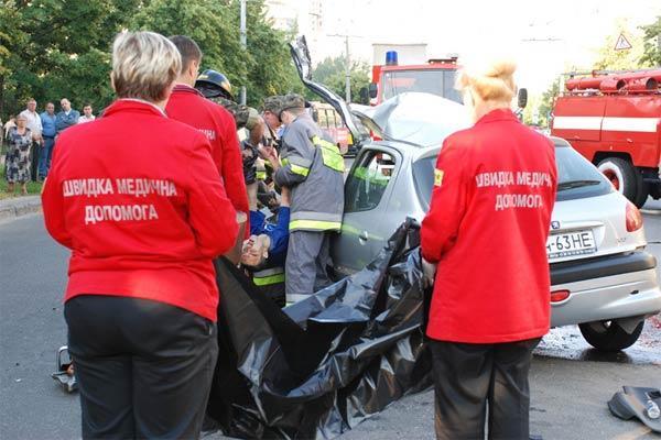 В Киеве Peugeot врезался в троллейбус, погибли 2 человека