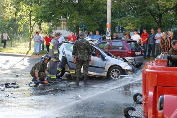 В Киеве Peugeot врезался в троллейбус, погибли 2 человека