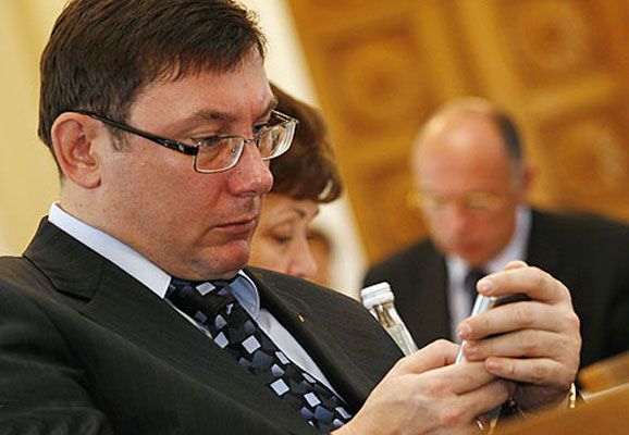 Политсилы высказались о преследовании Луценко