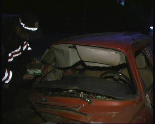 Жуткое ДТП в Киеве! Легковушку размазало о столб...