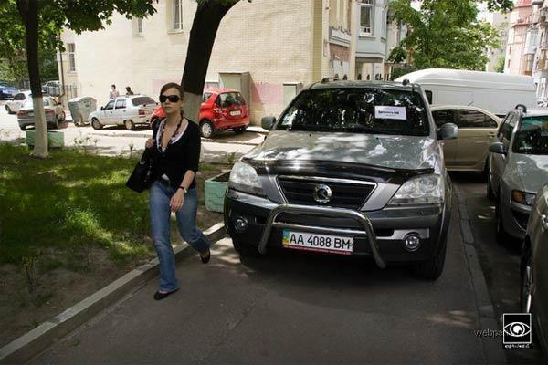 В Киеве водителей отучают парковаться на тротуарах! Оригинально!
