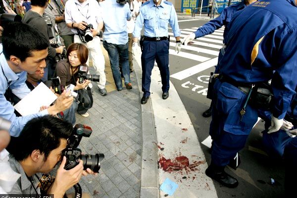 В центре Токио якудза зарезал семерых людей