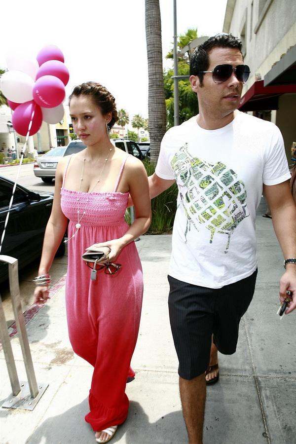 Что стало  с формами Джессики Альбы после родов