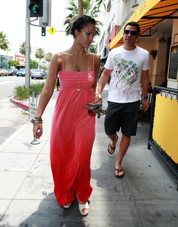 Что стало  с формами Джессики Альбы после родов