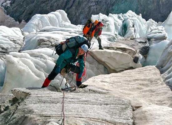 Альпинисты МЧС спасли двух туристов