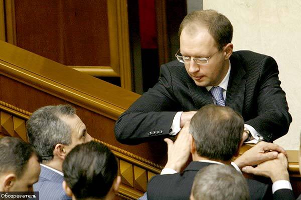 Яценюк защищает  Конституцию от депутатов