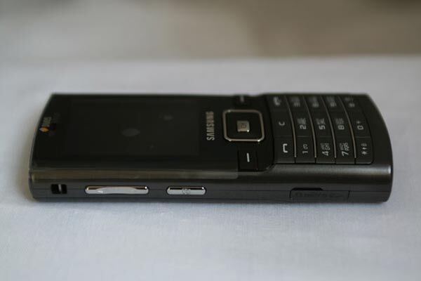 Samsung SGH-D780 DuoS в розвороті