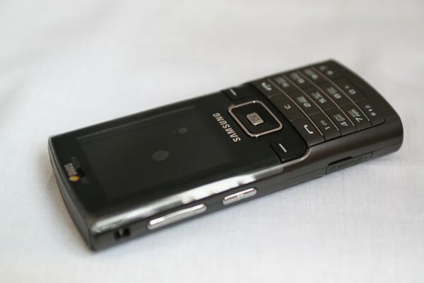 Samsung SGH-D780 DuoS в розвороті