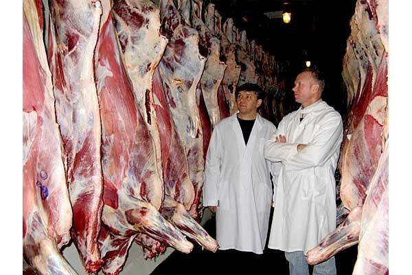 Украинцев кормят мясным неликвидом