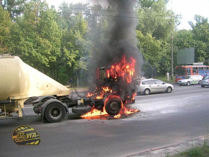 Возле метро "Дорогожичи" сгорела зерновозка