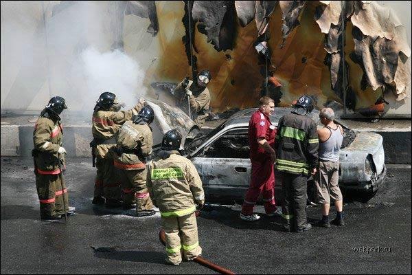 Жуткое ДТП! Авто врезалось в стену и загорелось!