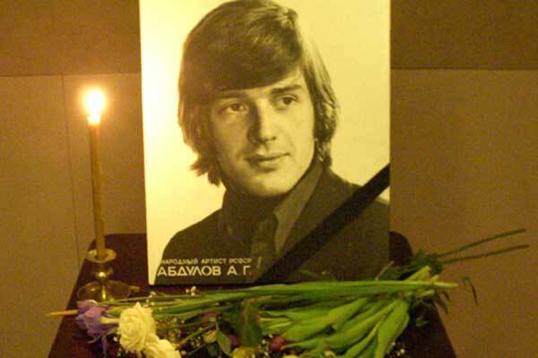Вандалы разрушили могилу Александра Абдулова 