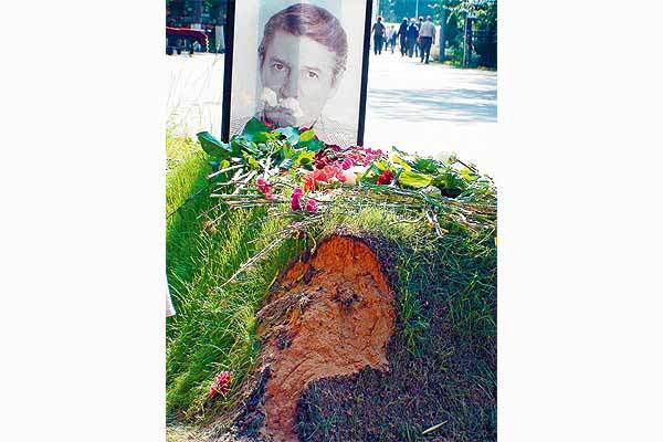 Вандалы разрушили могилу Александра Абдулова 