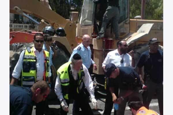 Теракт: палестинец бульдозером давил людей