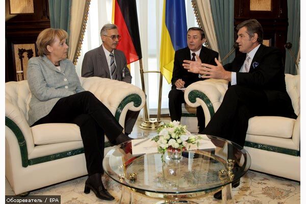 Ющенко и Меркель начали решать судьбу заявки на ПДЧ